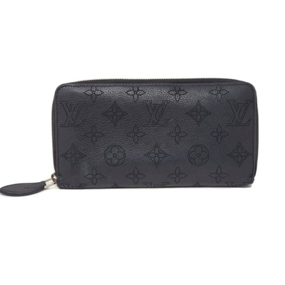 Louis Vuitton Handbags - 100% Auth Louis Vuitton Mahina Black Zippy Wallet